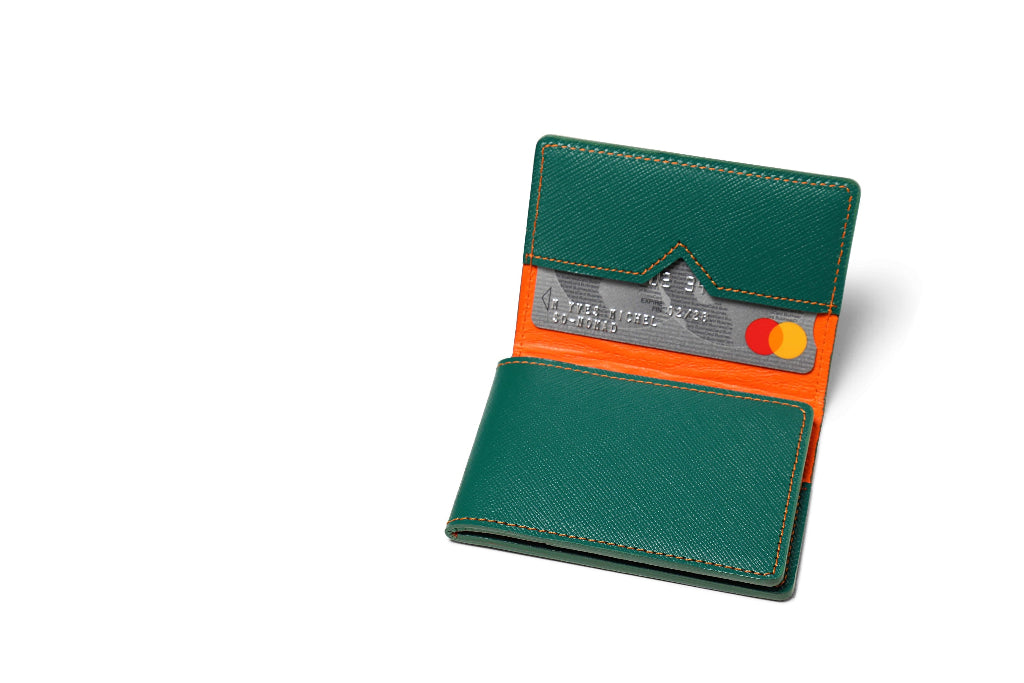 Porte-cartes en cuir de chèvre vert et coutures oranges