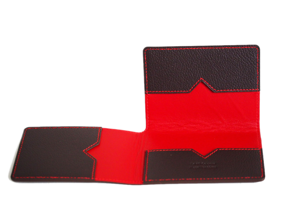 Porte-cartes en cuir marron et coutures rouges