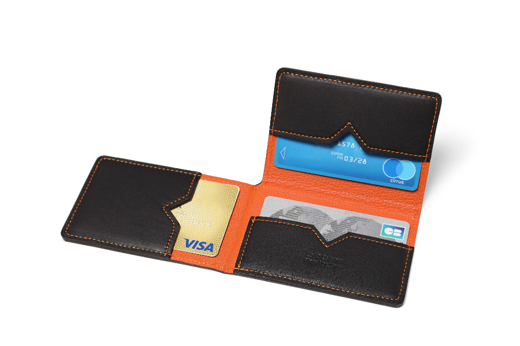 Porte-cartes en cuir noir et coutures oranges