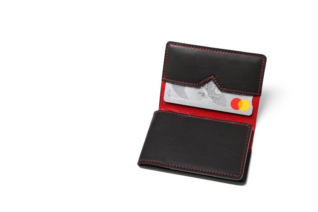 Porte-cartes en cuir de noir et coutures rouges